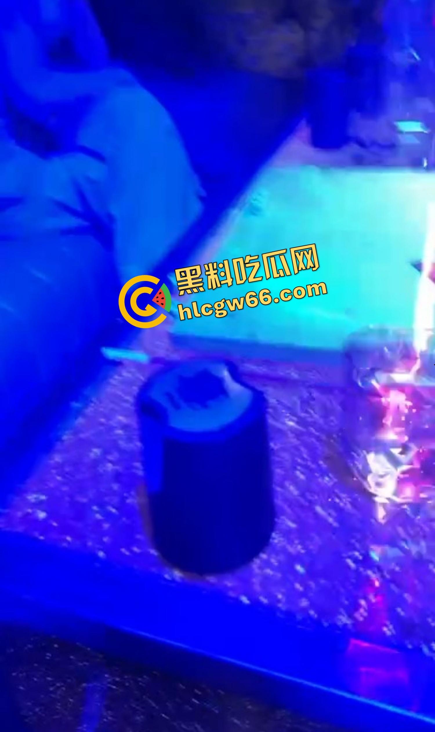 东南亚KTV真实疯批现场,乌烟瘴气全场开K,女的脱光裸舞,男的边吸边操,电影诚不欺我!