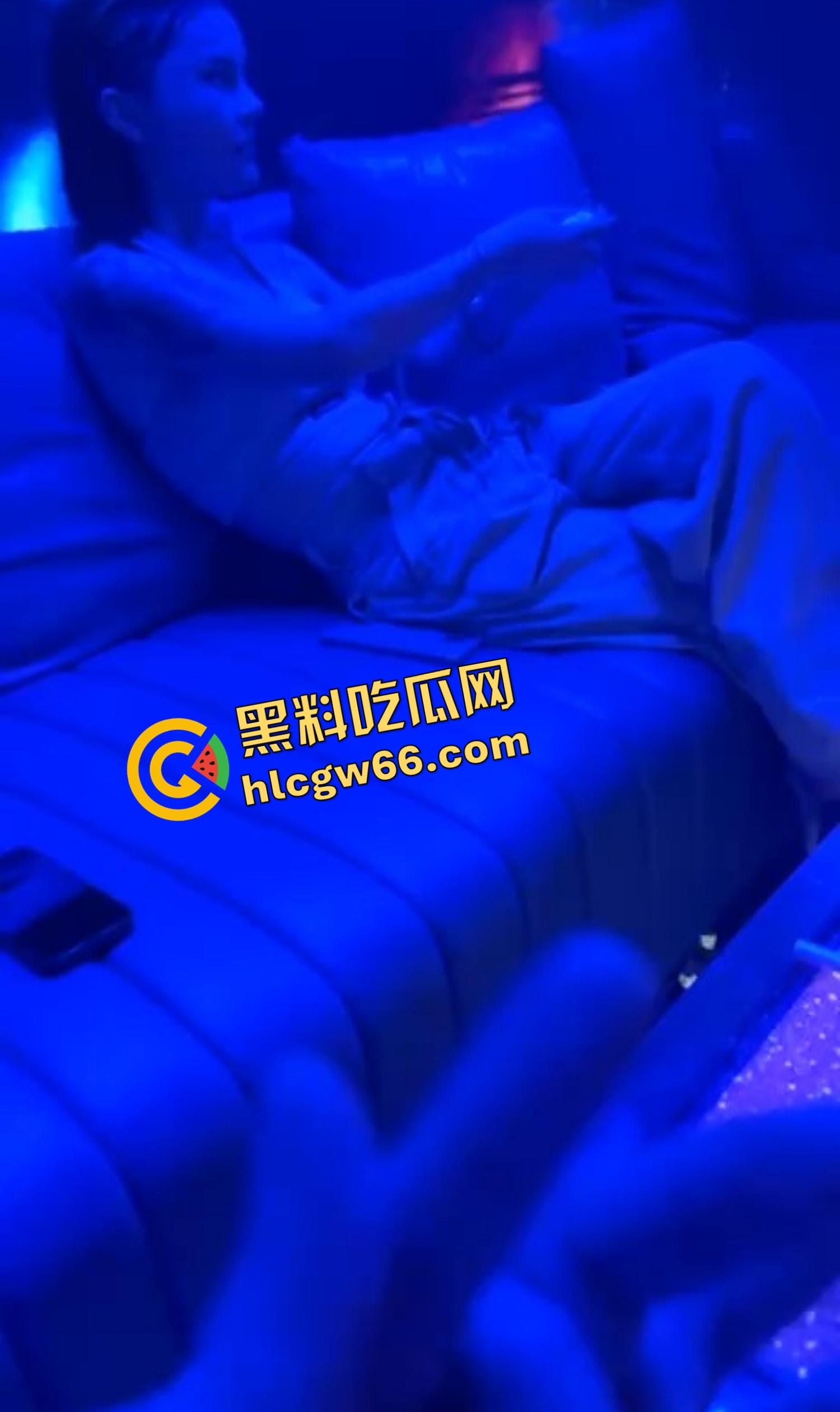 东南亚KTV真实疯批现场,乌烟瘴气全场开K,女的脱光裸舞,男的边吸边操,电影诚不欺我!