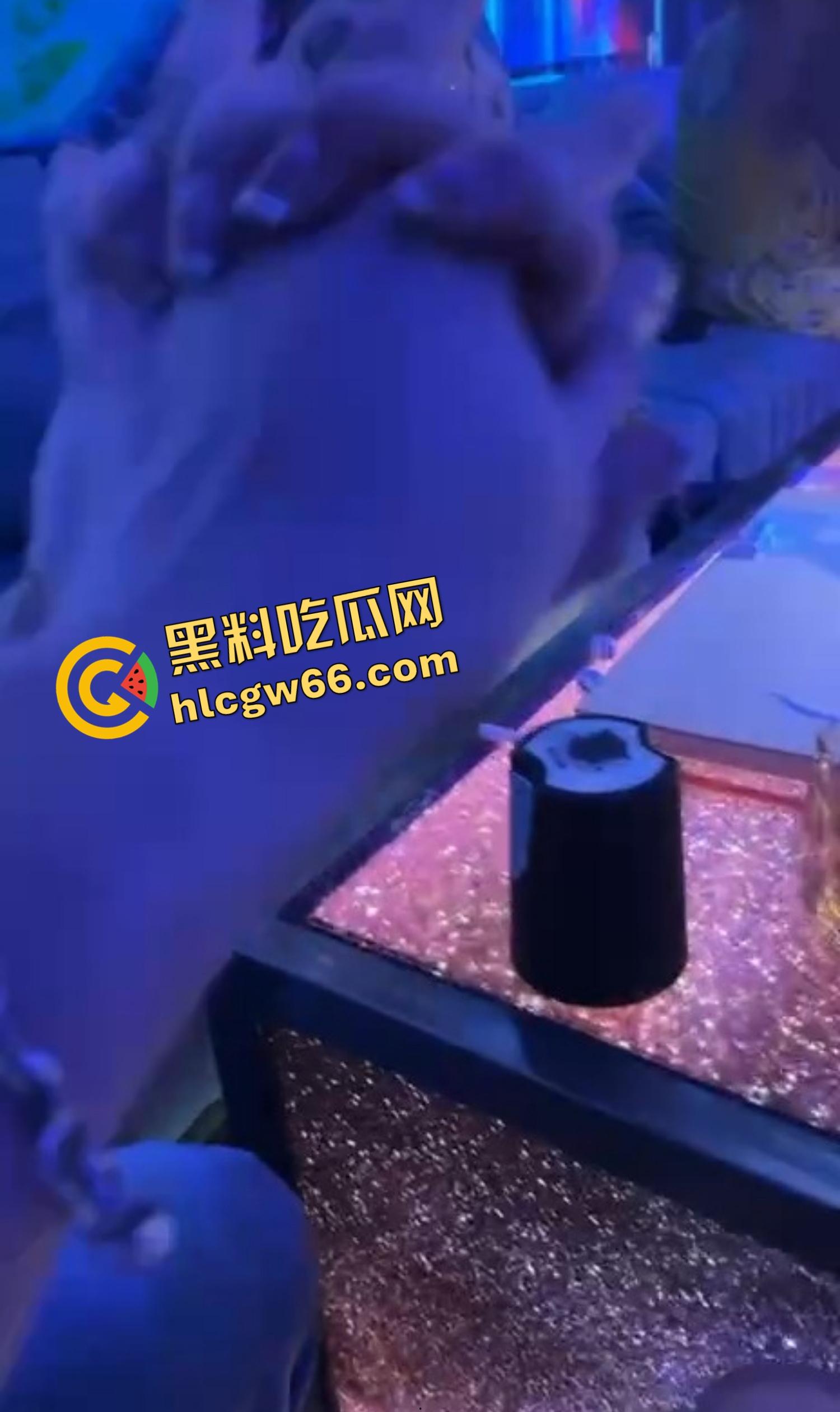 东南亚KTV真实疯批现场,乌烟瘴气全场开K,女的脱光裸舞,男的边吸边操,电影诚不欺我!