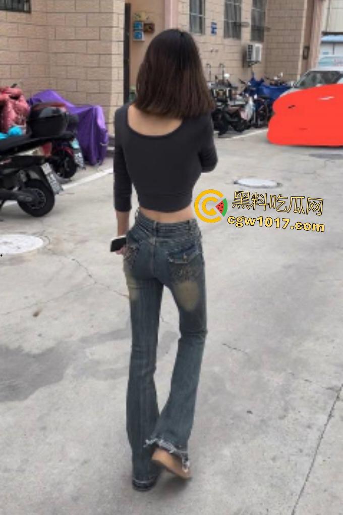 气质熟女【郭美烨】毛太多被金主喊刮逼毛，坐浴缸用脱毛膏剃刀刮成嫩逼，再不刮干净就刺金主嘴巴了！