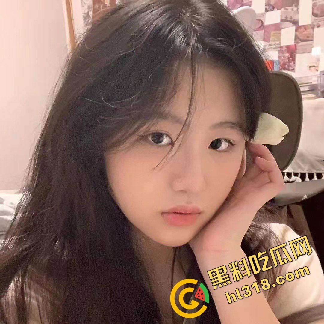 魔都极品萝莉骚翻天，清纯脸下贱穴贱嘴活体吸精机，自拍流出玩逼喷水，口交小男友舔到鸡巴变弯！