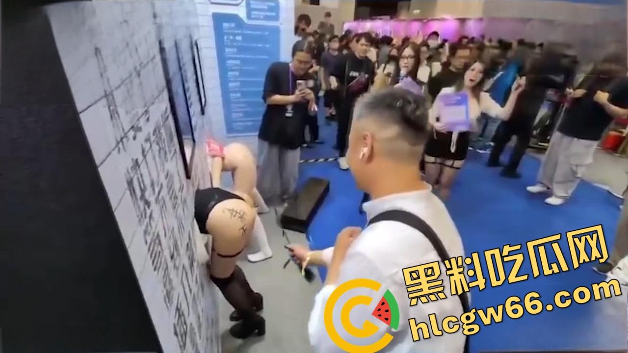 台湾成人博览会2025现场开放SM互动,女优撅臀任抽打当肉便器,屁股写淫字让观众轮番狂抽!