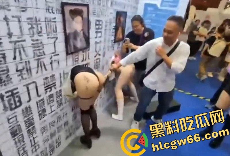 台湾成人博览会2025现场开放SM互动,女优撅臀任抽打当肉便器,屁股写淫字让观众轮番狂抽!