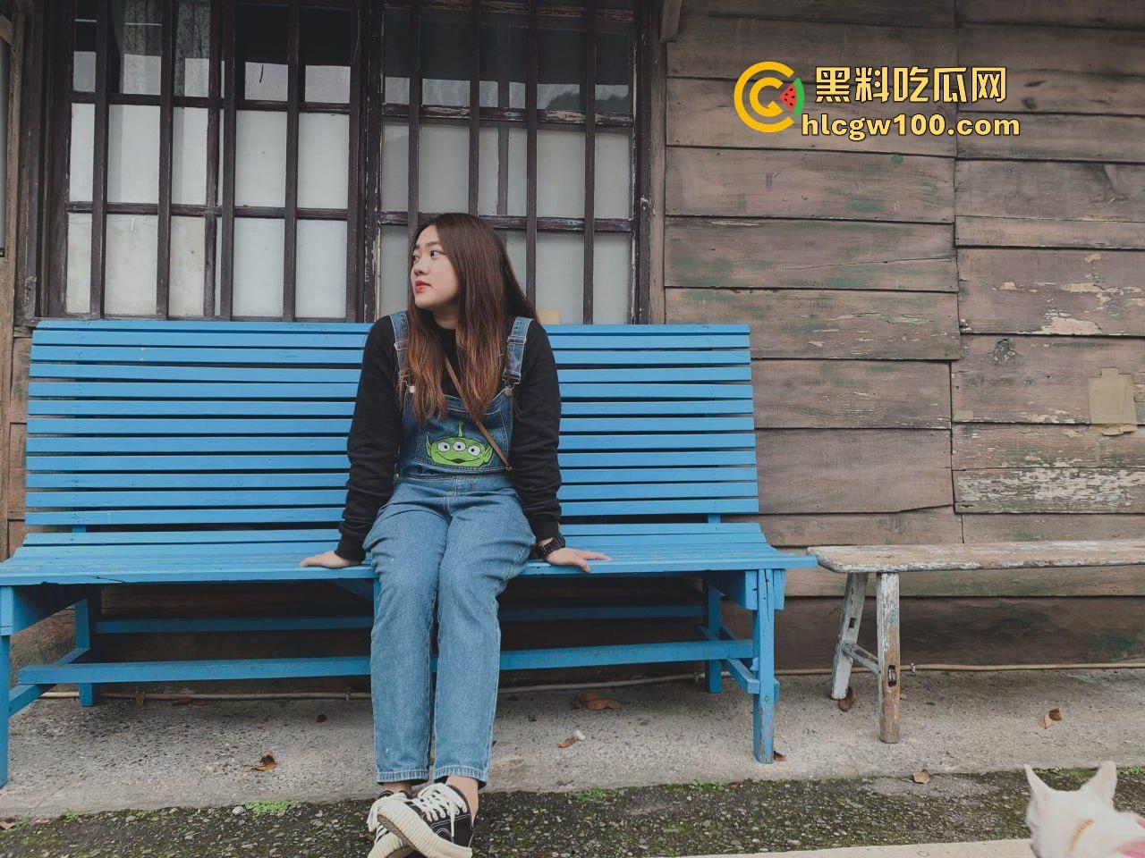 骚气冲天的东莞表妹，丰满骚货在家被内射爽翻，小萝莉表妹边看电视边听春宫曲，家庭伦理剧直冲热搜！