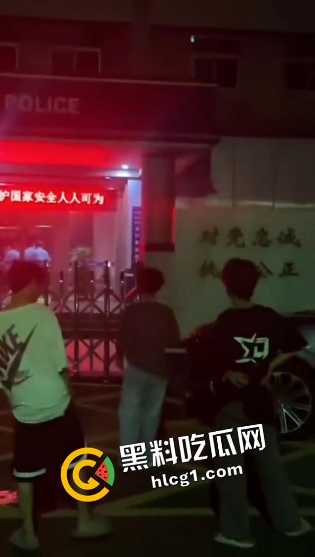 广州精神小伙警察局堵着警察打 倒反天罡 广州精神小伙上大分 快手被删视频流出