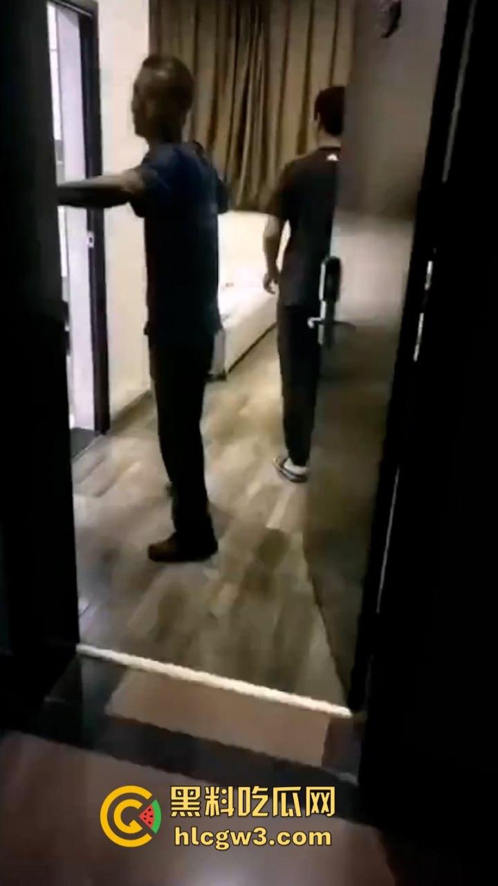 出轨遇到真爱 淫妇舍命护奸夫 济南电视台主持人【张昕雨】出轨宣传部长赵民被捉奸在床 表面丝毫不慌还让在场男人欣赏她的大乳房