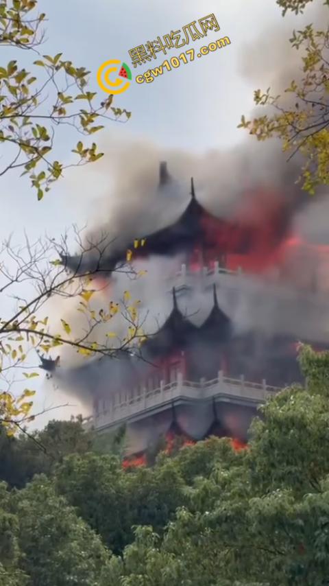 张家港凤凰山火焰翻腾:古寺在烈火中化为飞灰,黑烟滚滚,古建焦黑,无情怒火吞噬文化遗珍,可怕景象令人心碎