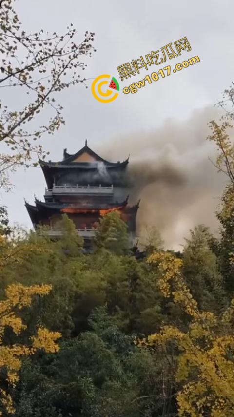 张家港凤凰山火焰翻腾:古寺在烈火中化为飞灰,黑烟滚滚,古建焦黑,无情怒火吞噬文化遗珍,可怕景象令人心碎