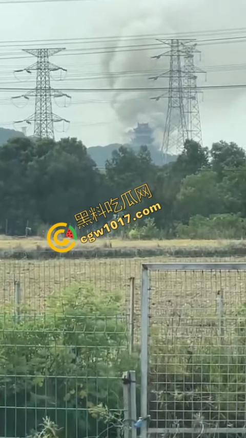 张家港凤凰山火焰翻腾:古寺在烈火中化为飞灰,黑烟滚滚,古建焦黑,无情怒火吞噬文化遗珍,可怕景象令人心碎