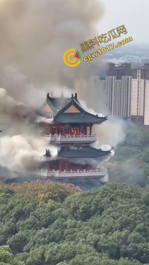 张家港凤凰山火焰翻腾:古寺在烈火中化为飞灰,黑烟滚滚,古建焦黑,无情怒火吞噬文化遗珍,可怕景象令人心碎
