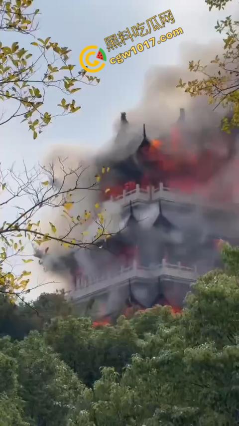 张家港凤凰山火焰翻腾:古寺在烈火中化为飞灰,黑烟滚滚,古建焦黑,无情怒火吞噬文化遗珍,可怕景象令人心碎