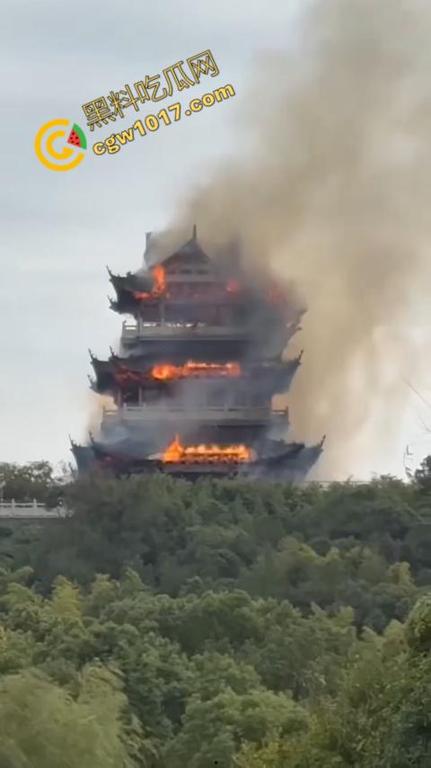 张家港凤凰山火焰翻腾:古寺在烈火中化为飞灰,黑烟滚滚,古建焦黑,无情怒火吞噬文化遗珍,可怕景象令人心碎