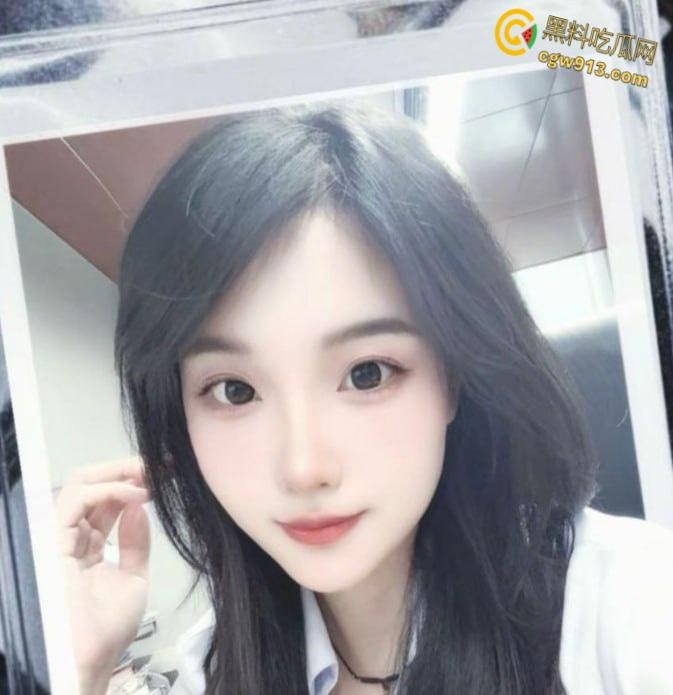 西安高颜值御姐【邢惠雯】，从沙发口到床上，深喉舔鸡巴跪膝舐菊，饥渴状如饿鬼附体，太会玩了 ！