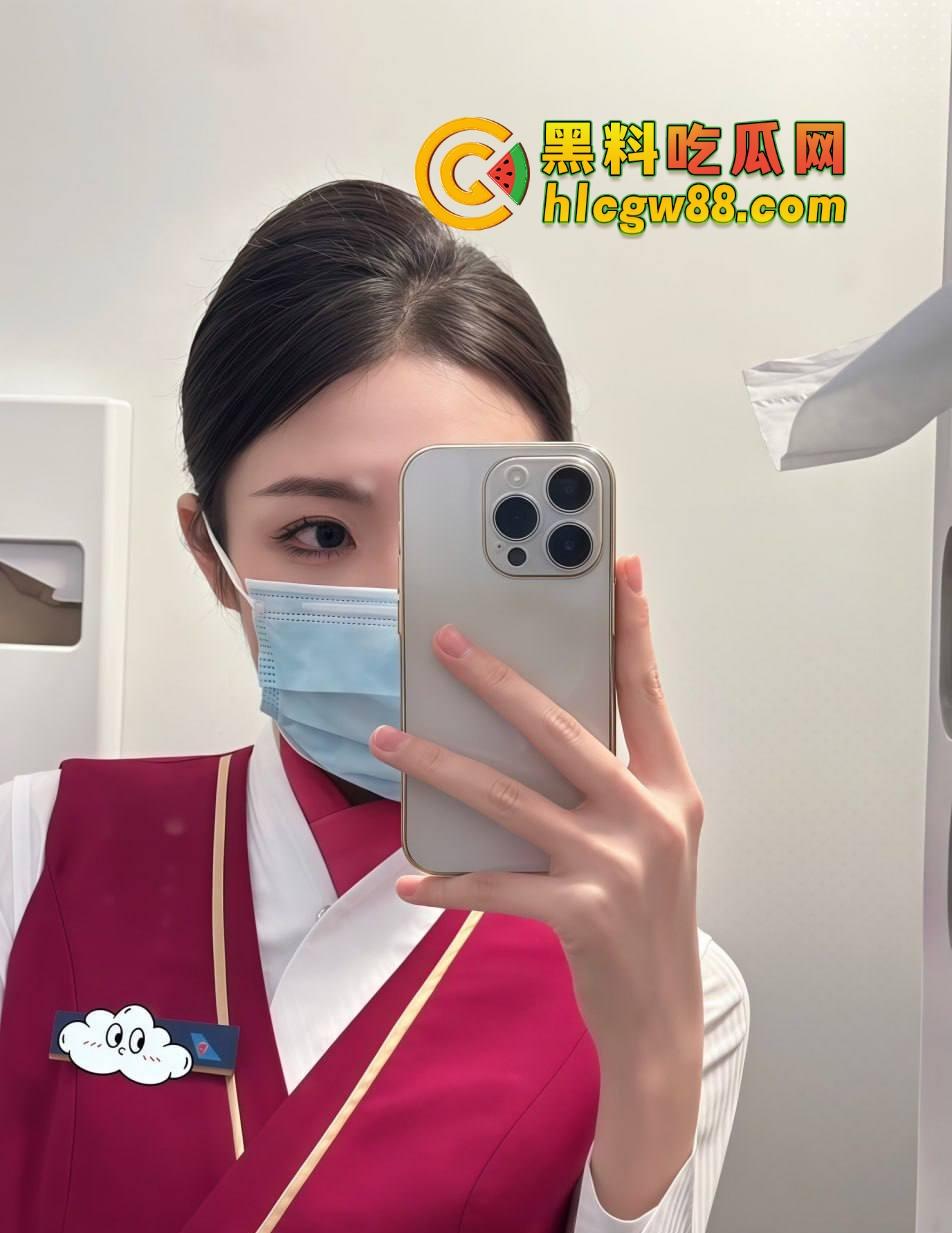 南航空姐『李梅』被大佬调教成空中性奴,飞行前真空服务顾客,航程中厕所抠逼自慰,下机还要穿制服接着干!