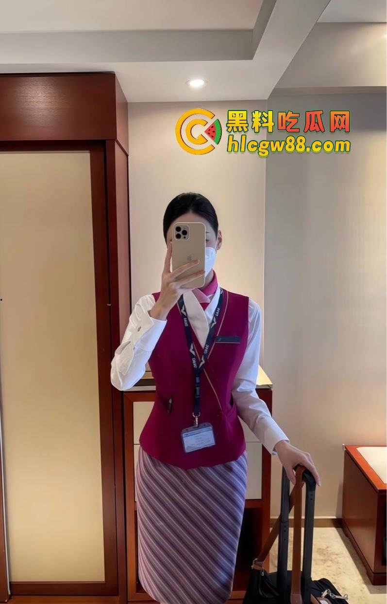 南航空姐『李梅』被大佬调教成空中性奴,飞行前真空服务顾客,航程中厕所抠逼自慰,下机还要穿制服接着干!