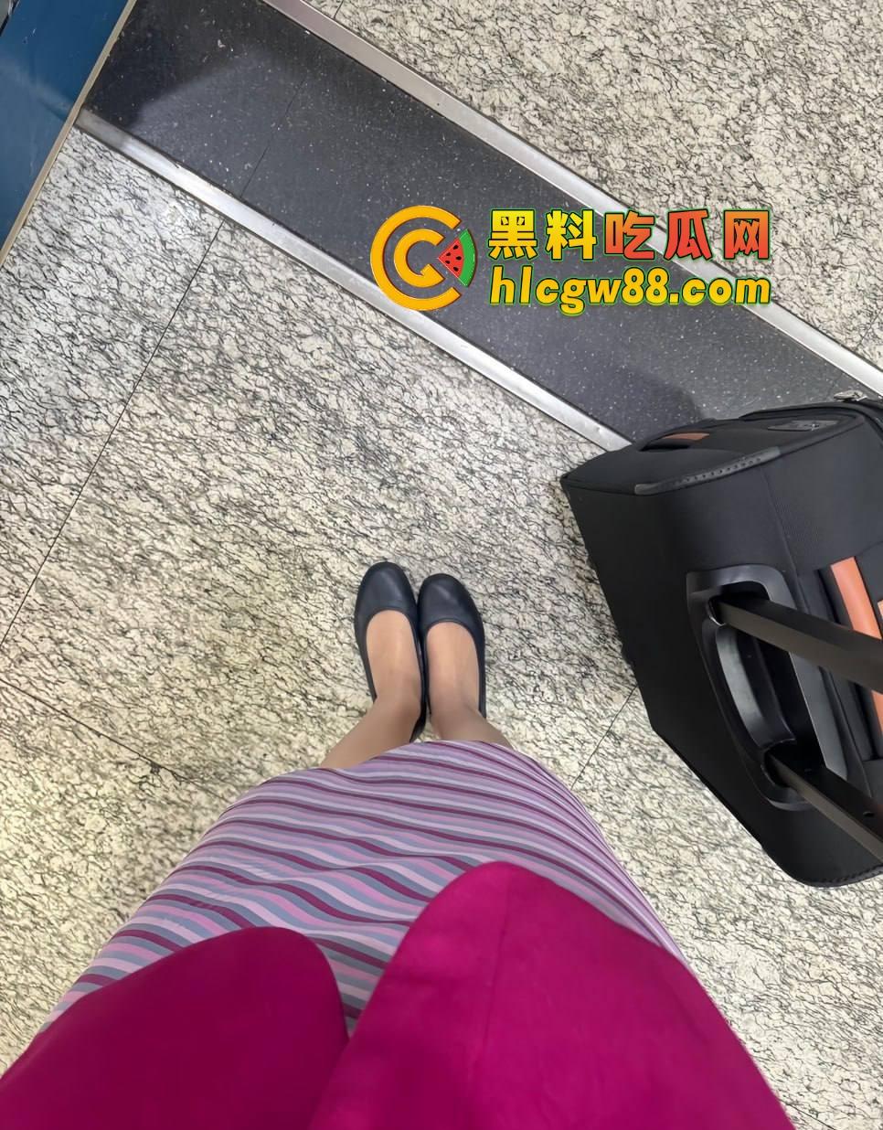 南航空姐『李梅』被大佬调教成空中性奴,飞行前真空服务顾客,航程中厕所抠逼自慰,下机还要穿制服接着干!