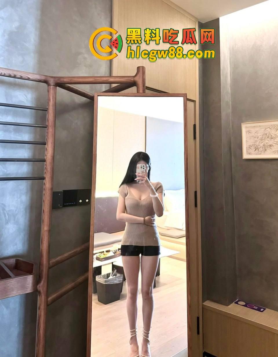 南航空姐『李梅』被大佬调教成空中性奴,飞行前真空服务顾客,航程中厕所抠逼自慰,下机还要穿制服接着干!