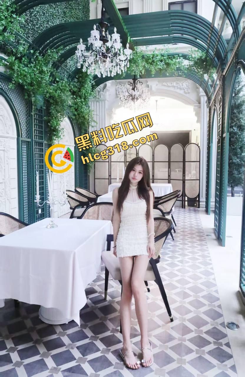 海角精品之邻居骚人妻穿黑丝旗袍被操到断线,边接电话边吞屌,最后精液喷进喉咙深处!