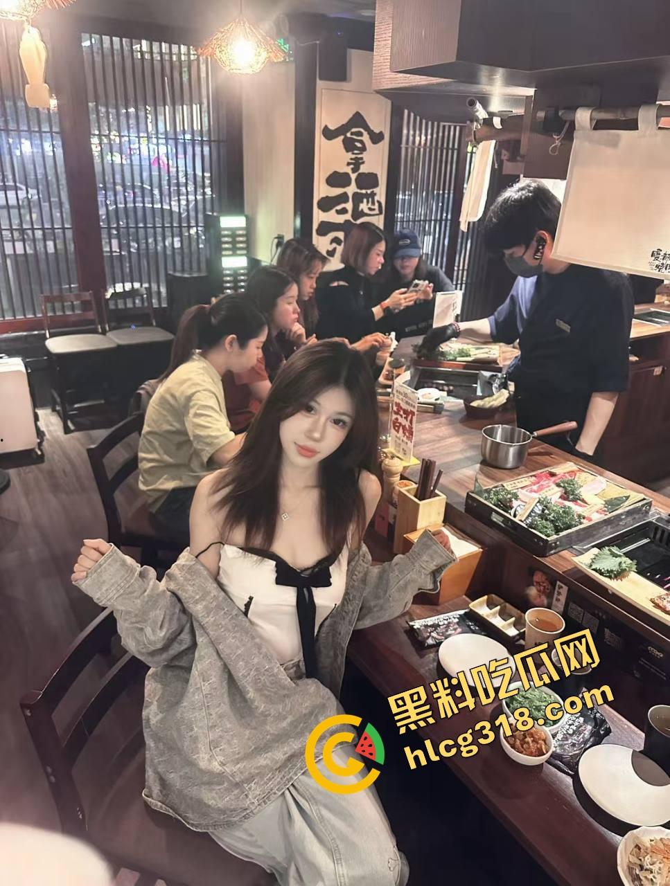 海角精品之邻居骚人妻穿黑丝旗袍被操到断线,边接电话边吞屌,最后精液喷进喉咙深处!