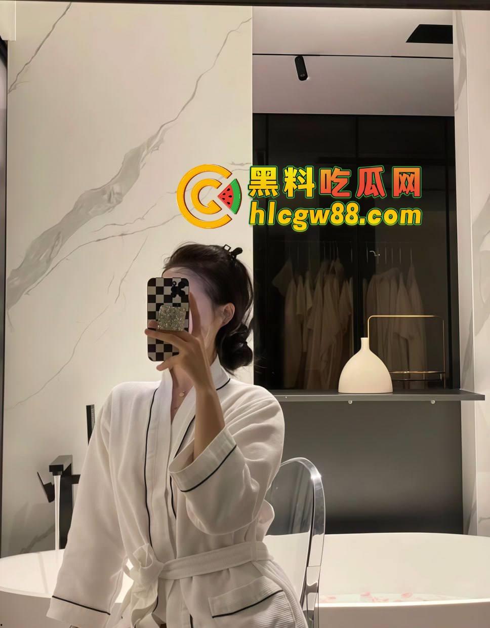 南航空姐『李梅』被大佬调教成空中性奴,飞行前真空服务顾客,航程中厕所抠逼自慰,下机还要穿制服接着干!