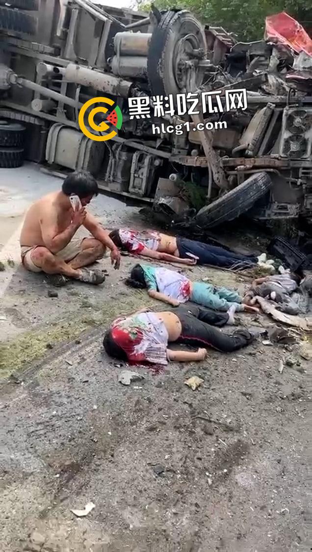 猛男崩溃！男子开车与货车相撞 一家老小当场死亡 尸体摆满一地 话都说不清了