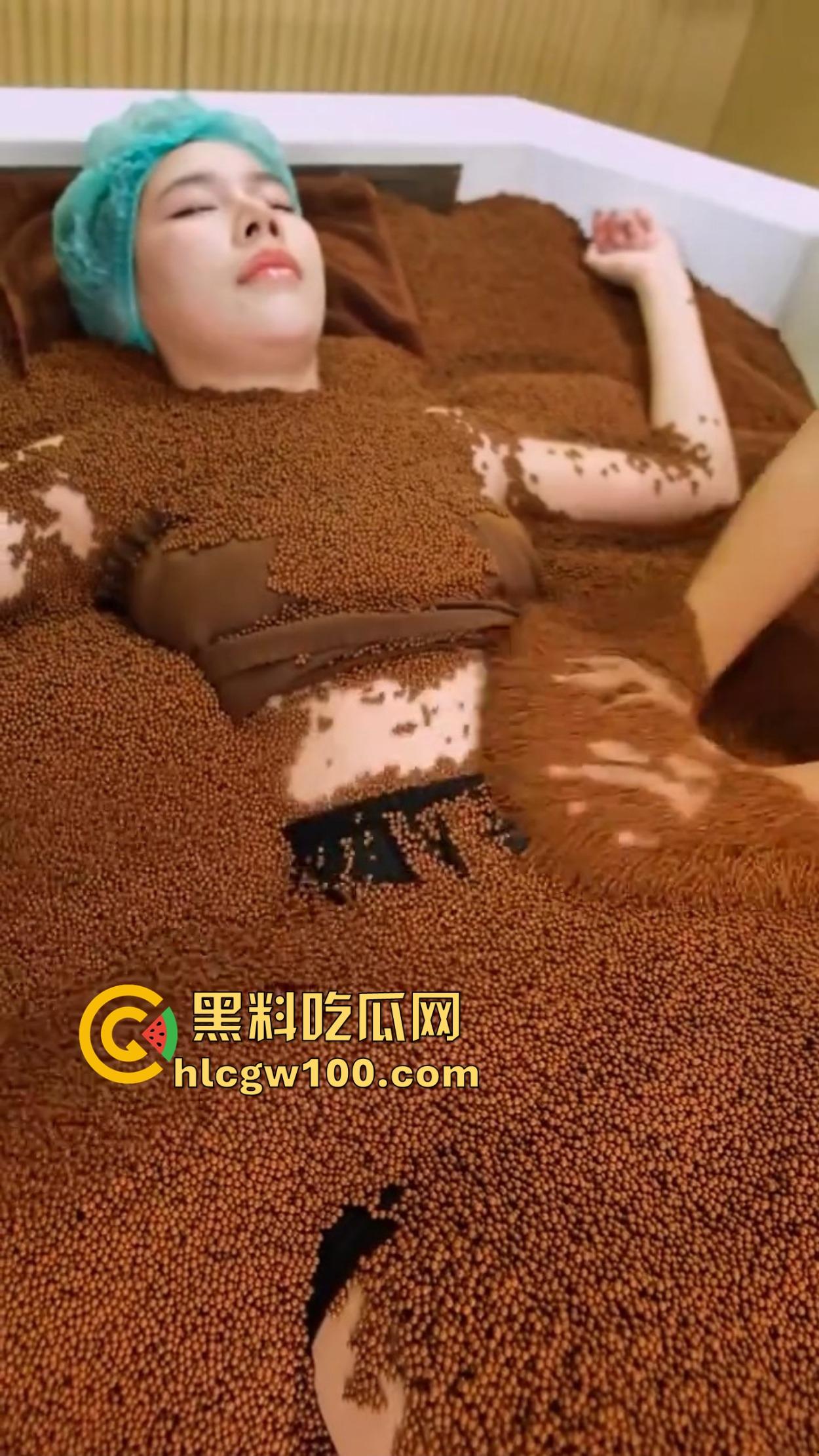 泰国水疗石按摩服务上线，石头泡澡新体验，花钱用石头按背做spa，这和火山石有啥大区别？