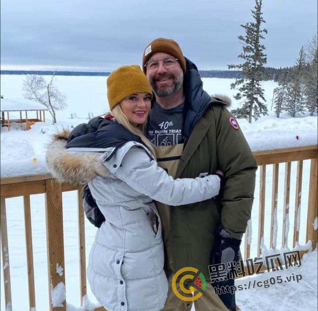 标题 美国大学教授反差婊 老公绿帽奴 喜欢看老婆和黑人学生做爱 视频被流出 那么大的黑棍不得捅进胃里