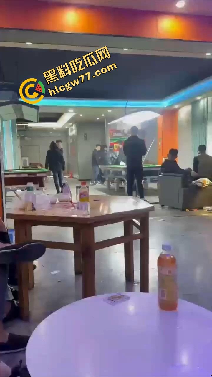 你别惹精神小伙，裤腰带一勒，砍山刀一抽，上来就给你一刀！你以为他是人？他是行走的社会炸弹！