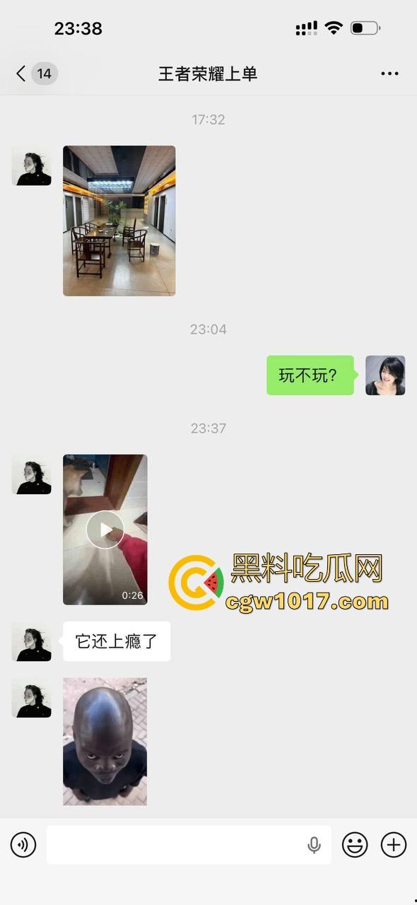 现在的人都这么阴到没边了吗？普通的帮男友打飞机不够刺激，现在流行帮狗打飞机了是吧，每天打几次狗也顶不住！