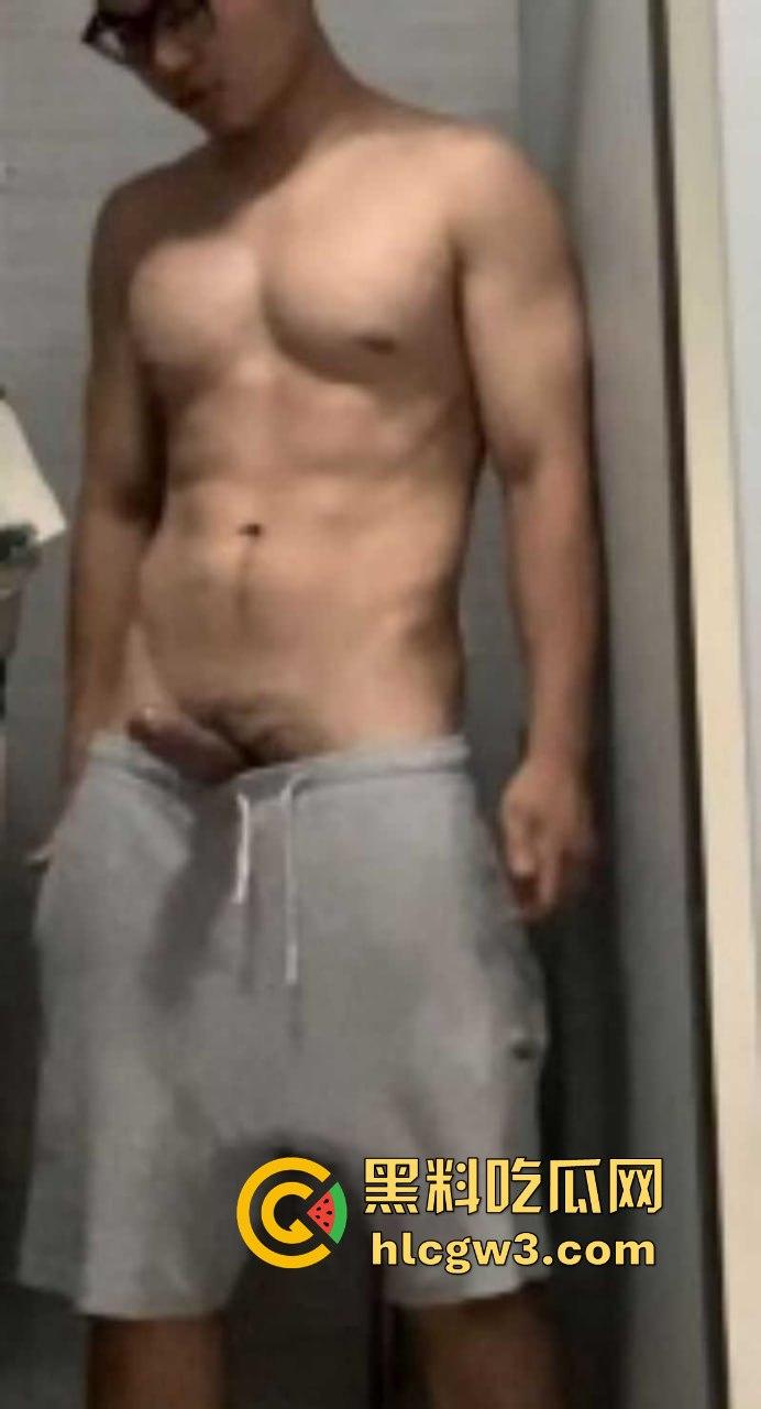 衡阳师范学院体育生 卢飒风 不靠撸只凭意淫就能射出浓浓精液 你这么强女朋友不得爽死啊!