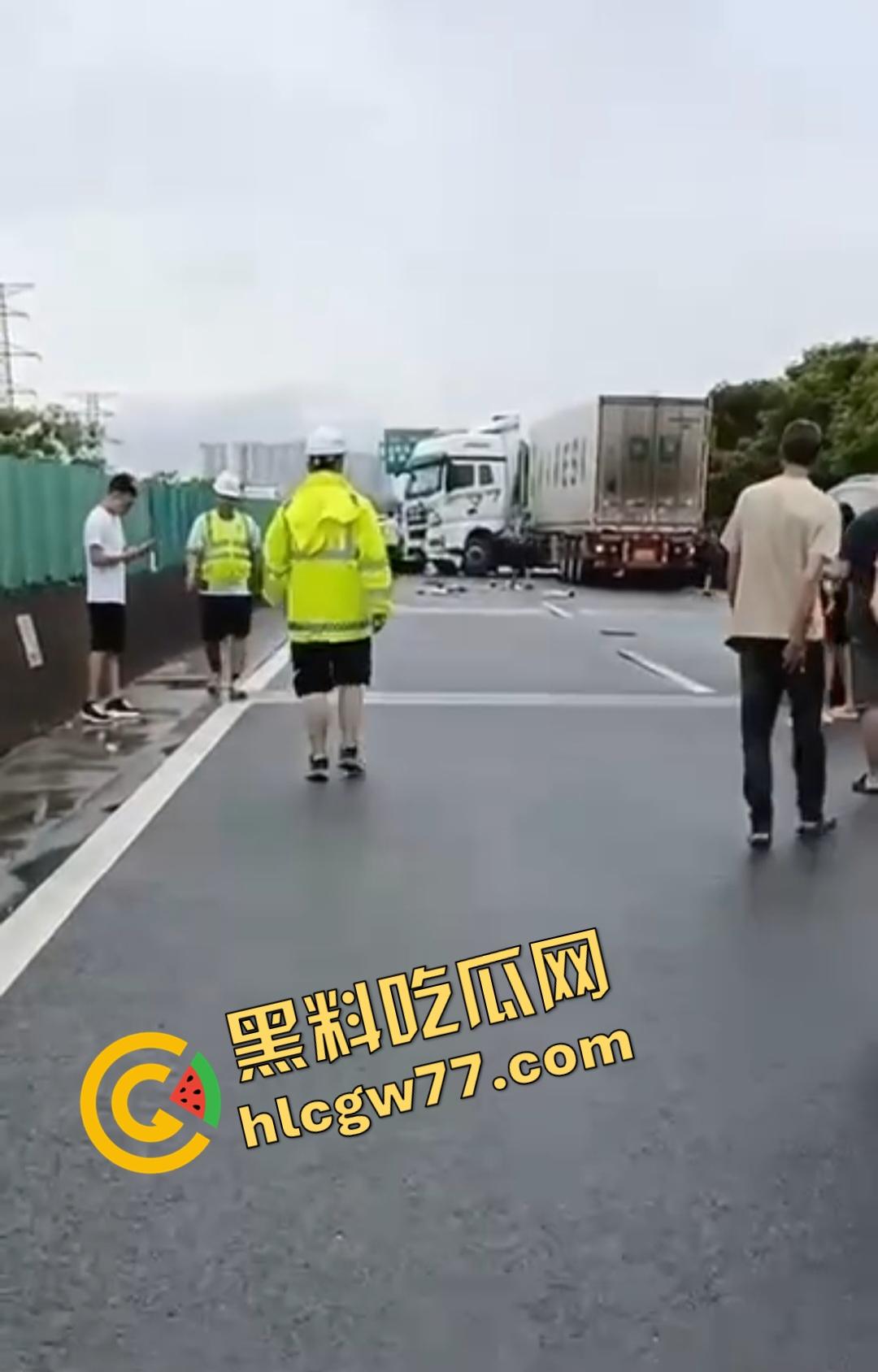 泉南高速惊魂!临桂-灵川段大挂车狂撞四小车,福利路出口变炼狱!