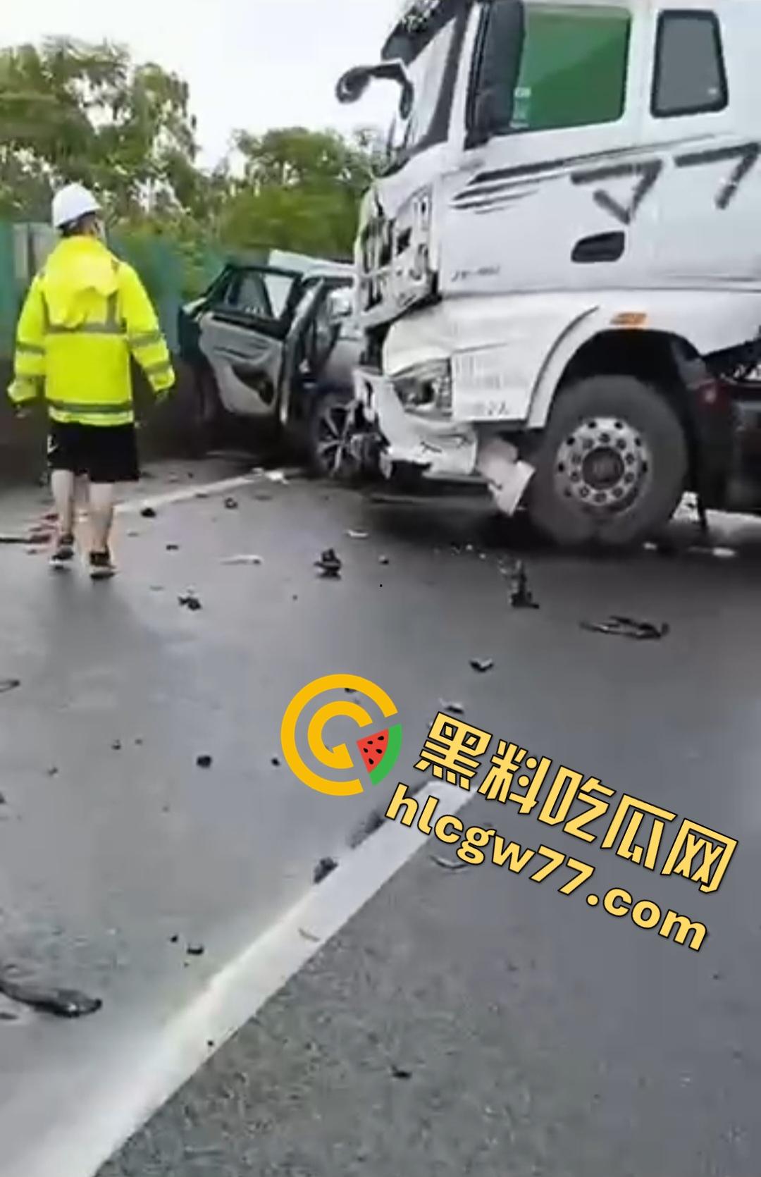 泉南高速惊魂!临桂-灵川段大挂车狂撞四小车,福利路出口变炼狱!