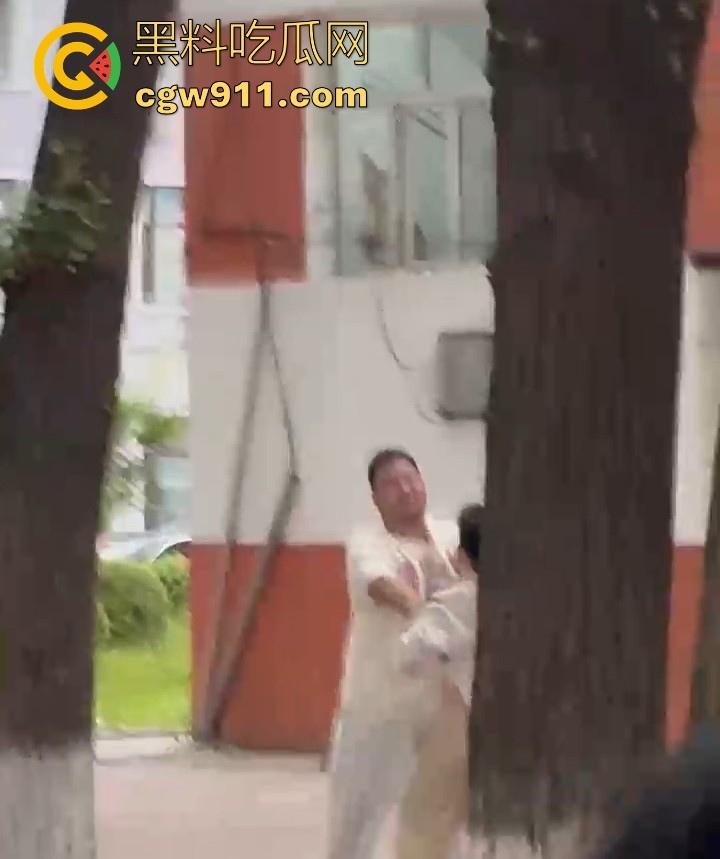 黑龙江佳木斯大学男同出轨被抓，大胖熊现场理论要说法，还高喊着 “逼好紧啊 来插我”，太辣眼睛了！