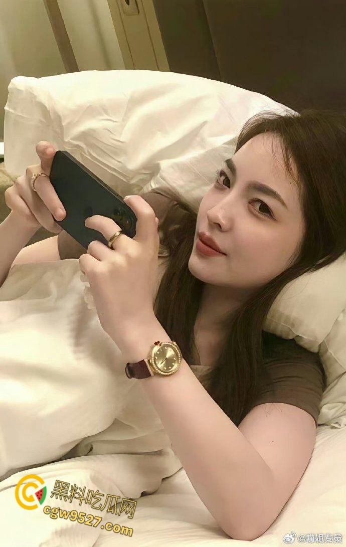 台球金牌裁判【王钟瑶】,与姐夫床上偷情,惨遭丈夫结婚当天播放,外表高冷玉女,床上母狗一只 !