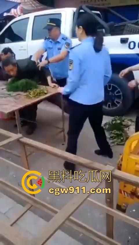老头因菜市场摆摊和城管发生口角后斗殴！数人暴力执法将老头擒获，有执照的流氓？