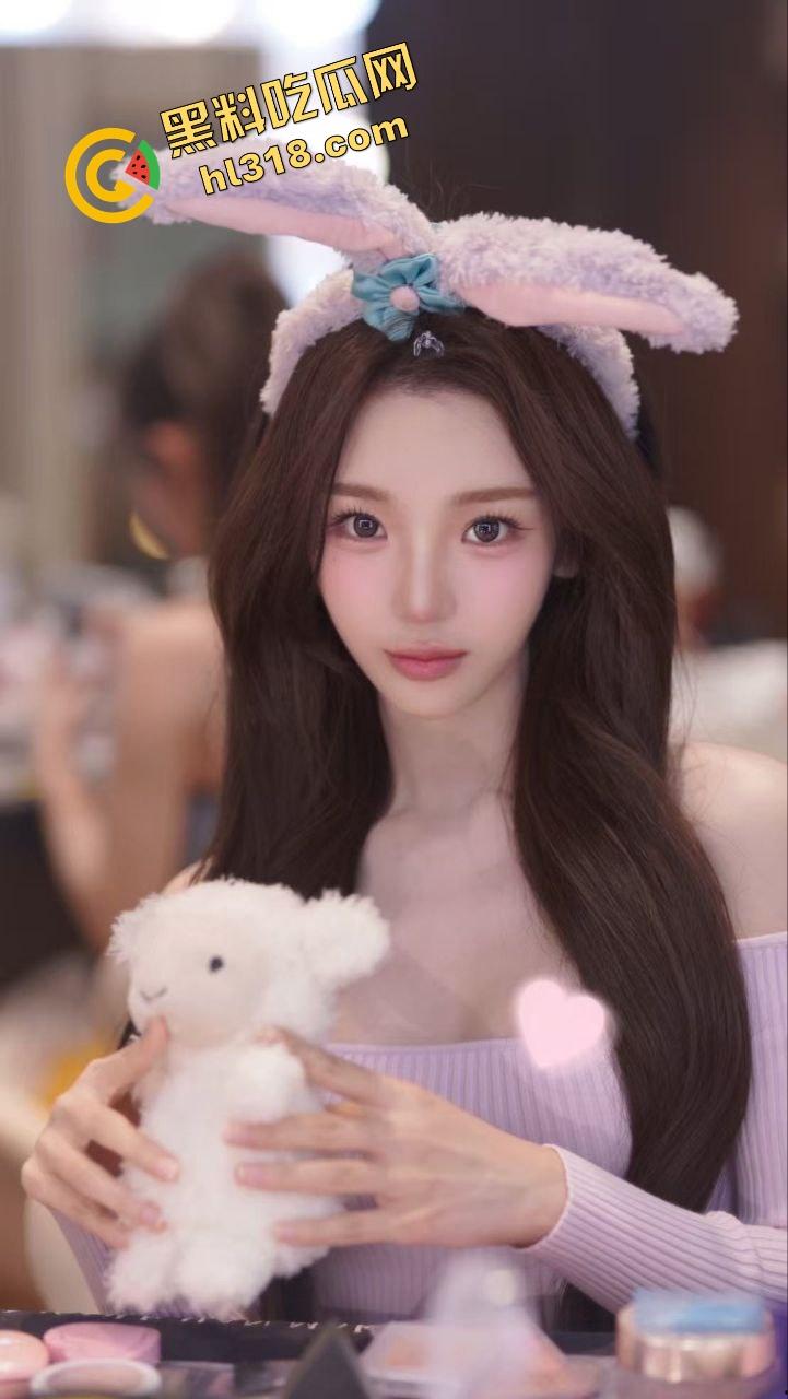 这年头绿帽老公才是最大赢家，看自家老婆被人抱起来爆干，老公乐得像中奖一样笑到合不拢嘴！