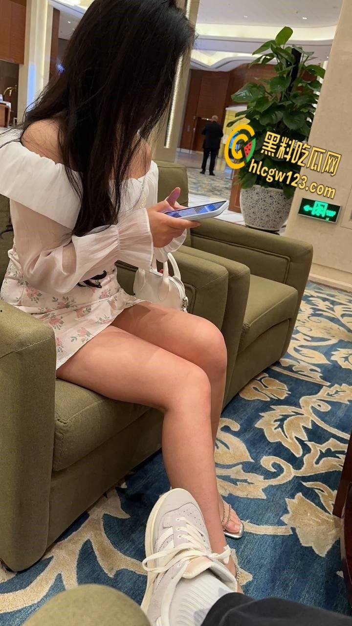 清纯江西女大学生变骚浪尤物!情趣装下美乳翘臀,床都被干塌了 !