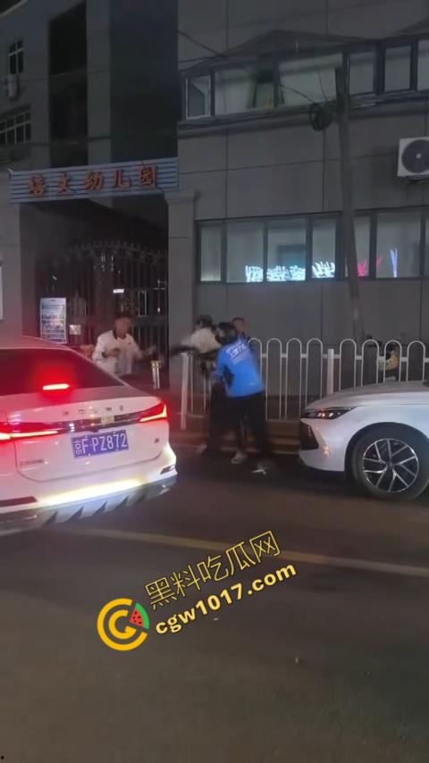 通州暴力事件震惊全城,饿了么专送外卖员突然发难,残忍刺客眼睛,现场混乱,令人毛骨悚然!