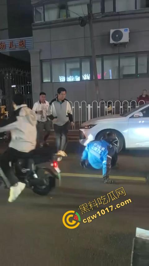 通州暴力事件震惊全城,饿了么专送外卖员突然发难,残忍刺客眼睛,现场混乱,令人毛骨悚然!