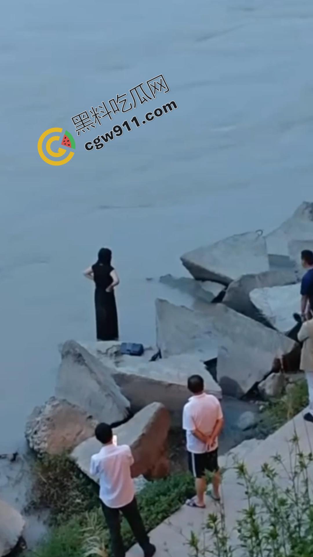 四川乐山美女跳河！ 沉迷情感漩涡无法自拔，消防员拼死营救无果，女子终被激流吞没