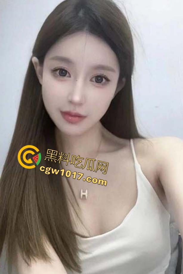 寂寞美女独守空房，早起想要忍不住在被窝里偷偷自摸，不是姐妹直接不看片就来吗？干扣逼啊！