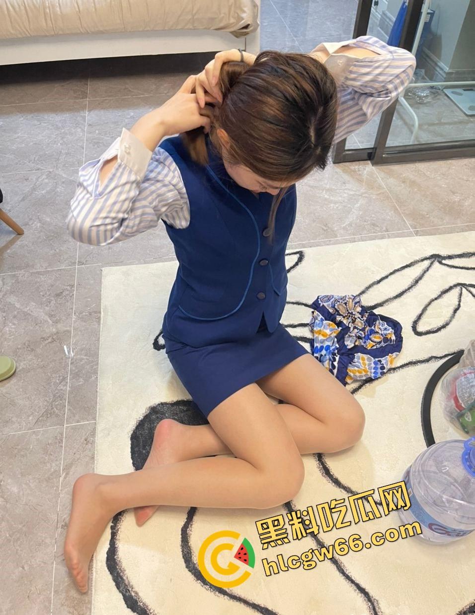 高空仙女地面母狗，你不知道的空姐私下生活曝光，黑丝制服舔屌爬行、白虎肥臀被操成泄洪口！