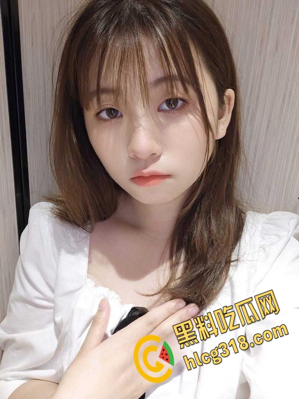 厦门华侨大学【曾潇】反差学生妹，吸舔榨精口活超棒，落地窗前粉嫩小穴被玩喷，饥渴难耐的样子真淫荡！