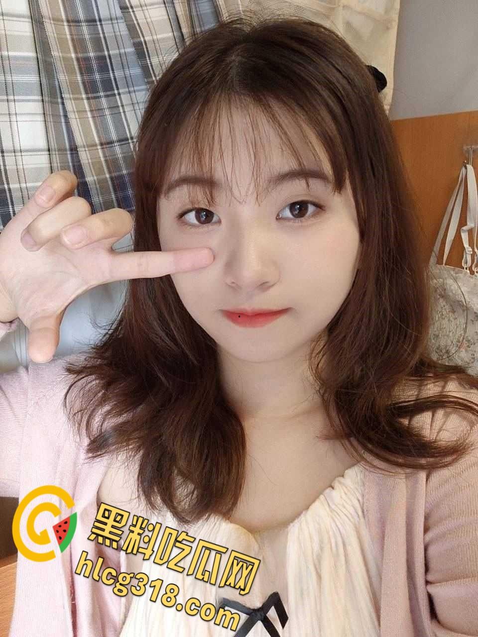 厦门华侨大学【曾潇】反差学生妹,吸舔榨精口活超棒,落地窗前粉嫩小穴被玩喷,饥渴难耐的样子真淫荡!