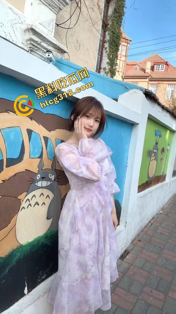 高中生妹妹作业写到迷糊，哥手一伸进去就摸到湿逼，按着按着她都不写了，屁股主动送上来就是干！