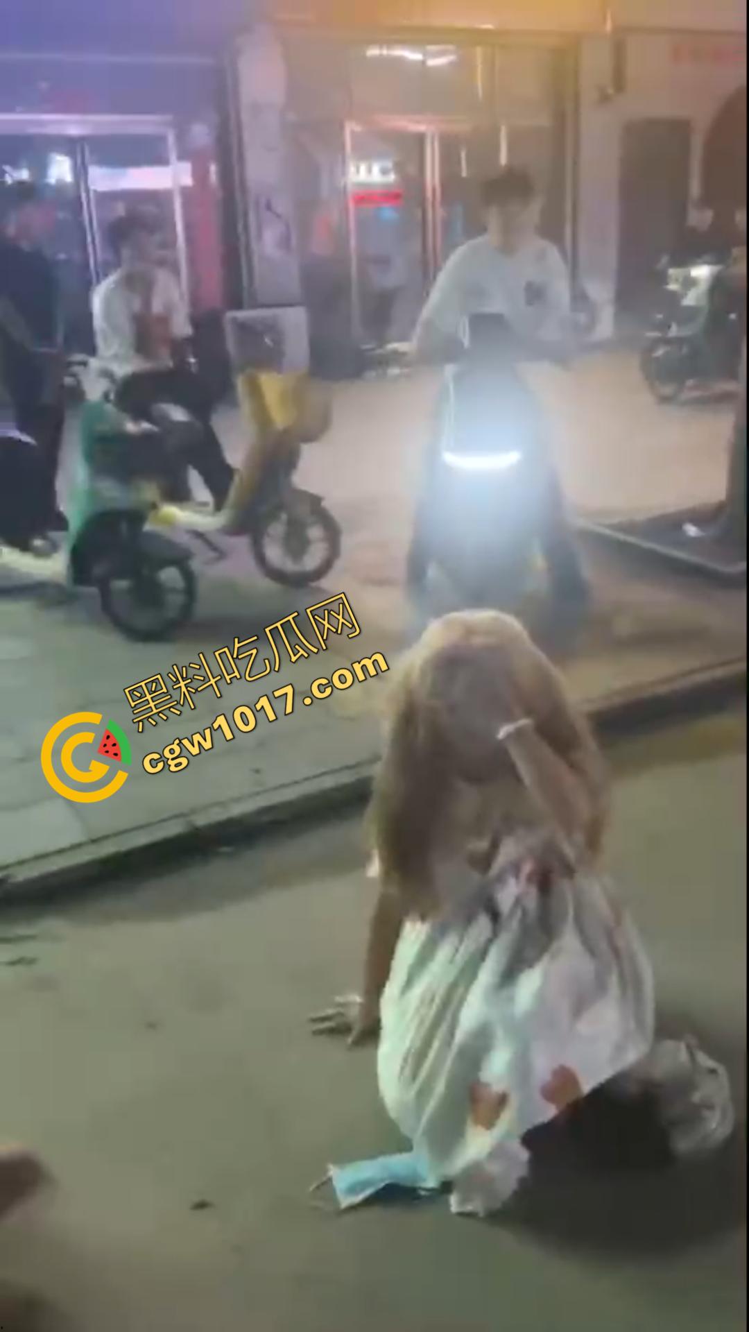 惊心动魄!清纯小仙女街头被围殴!精神小妹狠辣无情,围观群众无动于衷,她们究竟为何如此疯狂?