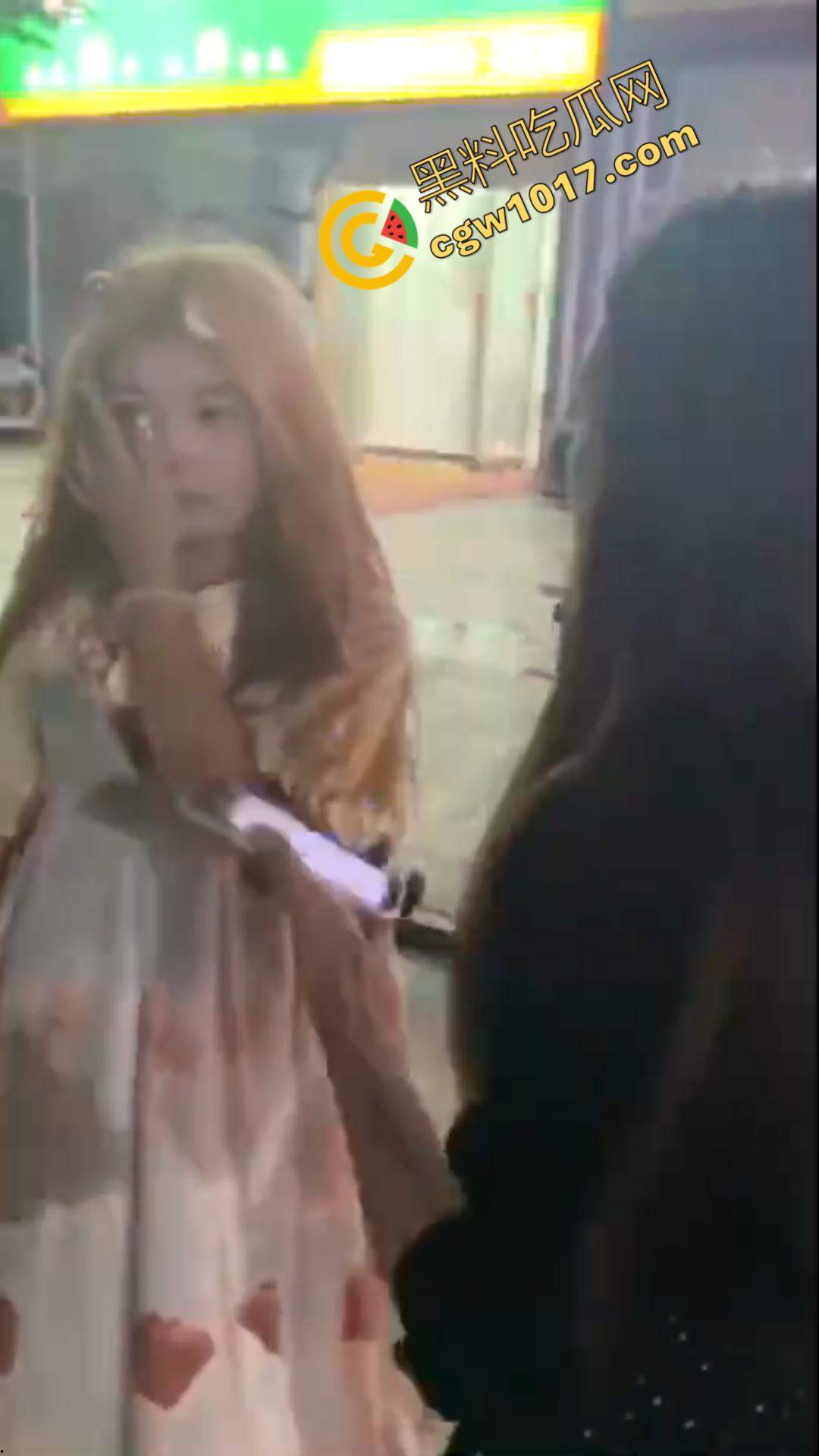 惊心动魄!清纯小仙女街头被围殴!精神小妹狠辣无情,围观群众无动于衷,她们究竟为何如此疯狂?