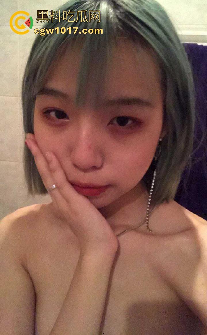 网聊三个月终于拿下绿毛地雷妹， 美乳圆润表情娇羞，纤细身姿被疯狂蹂躏，诱惑到让人春心荡漾欲火焚身！