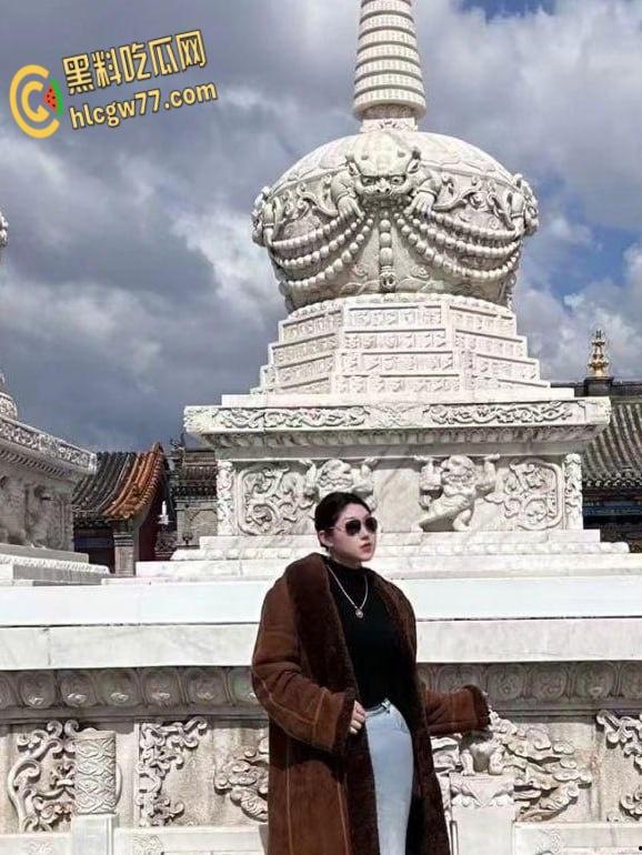 山东大奶母猪出轨视频流出，骚货饥渴难耐，肉棒满足不了还要加一根香蕉!