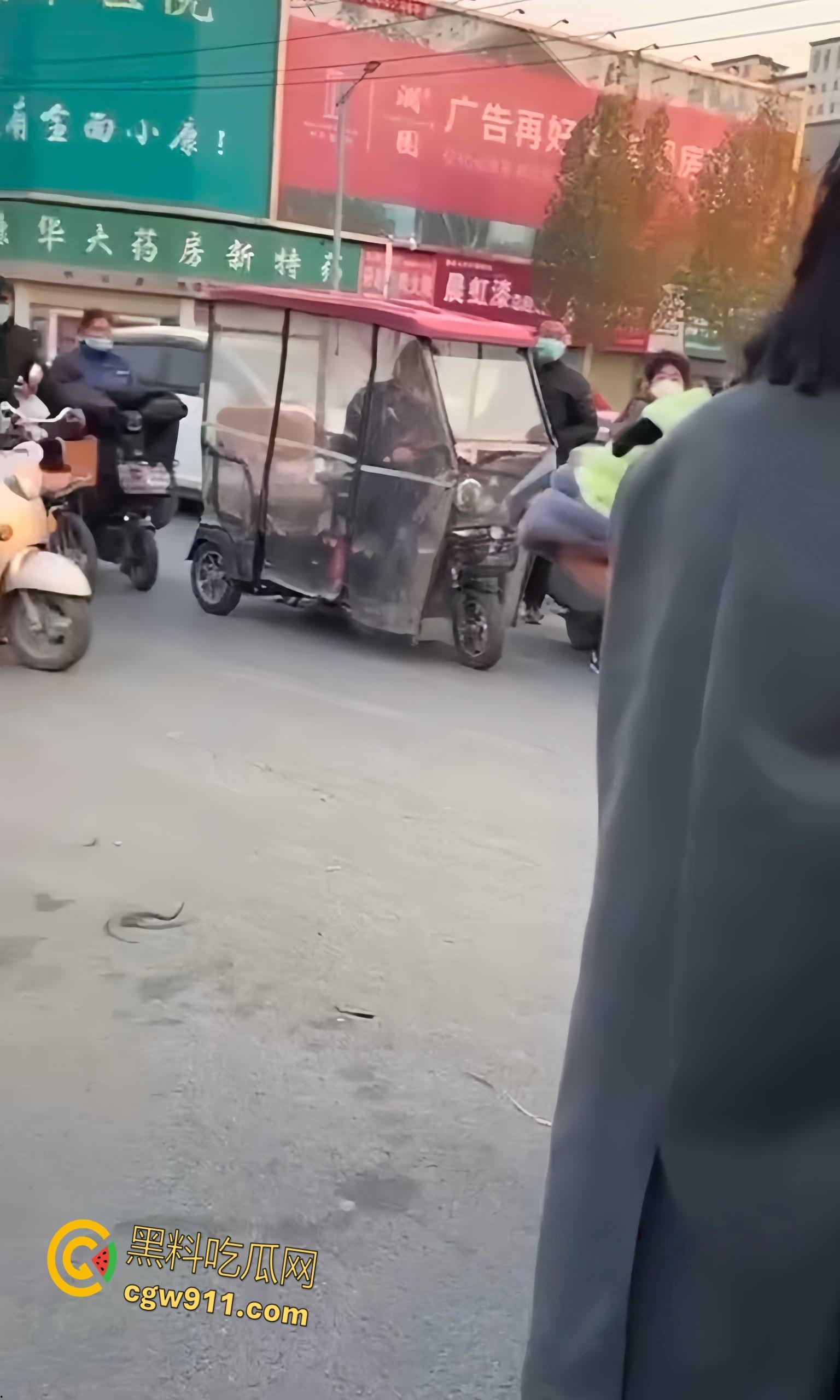 温州街头惊爆火辣抓奸大戏，原配带人当街手撕小三，怒骂掌掴不断，头发都给人家剪掉，场面火爆到炸！